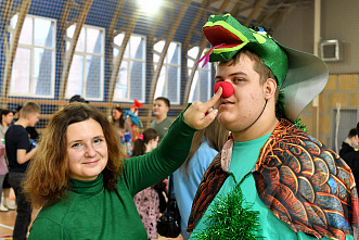 Многие гости нарядились в яркие костюмы