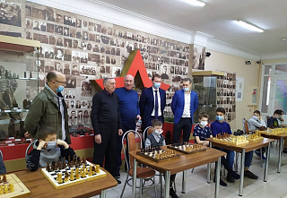 Шахматы: чемпион мира отправился по донским селам