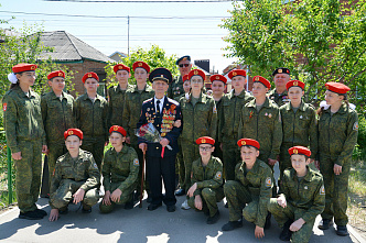 Ветеран ВОВ Петр Голышкин принял парад у своего дома