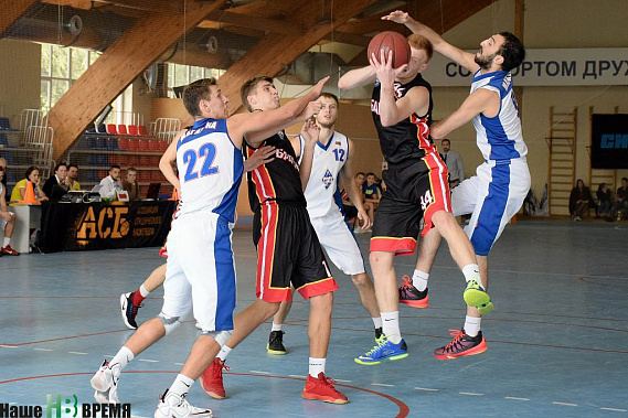 Ростовские «Барсы» (темная форма) против магнитогорского МГТУ...