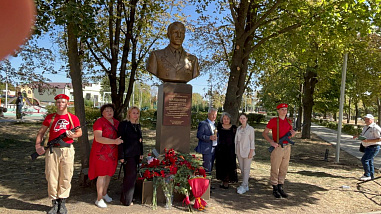В станице Егорлыкской открыли бюст Героя Советского Союза, Героя России Николая Майданова