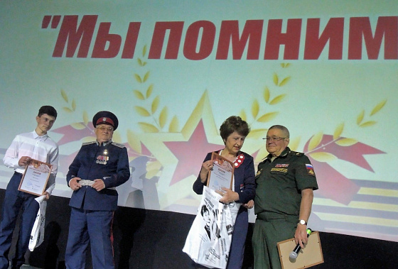 Руководитель школьного музея «Помним. Чтим. Гордимся» Елена Васильевна Перепелкина с наградой конкурса «Мы помним-2022»; Комиссаровская школа – участник губернаторского проекта местных инициатив «Сделаем вместе!»