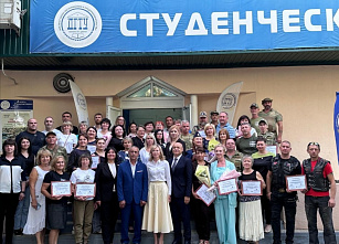 Донские добровольцы ознакомились с передвижными выставочными экспозициями из Каменного Брода