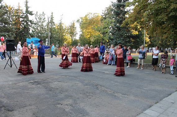 Город в карнавальной маске