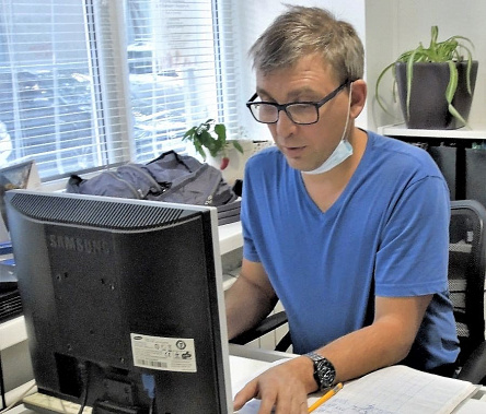 Готовил ребят к турнирам  и поддерживать их в Лоо международный мастер  Павел Котенко