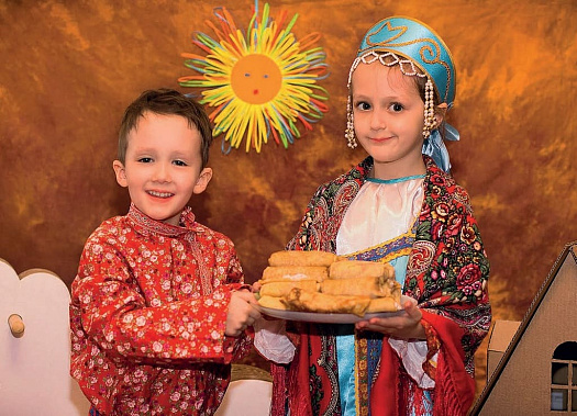 Масленица с блинами и воздушными шарами