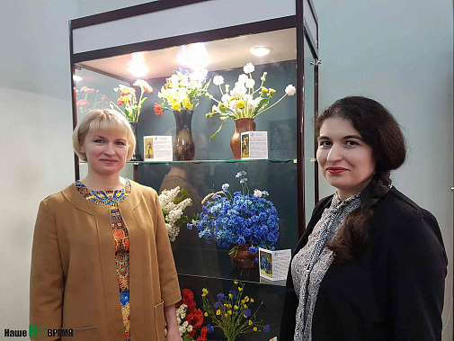 Организатор и автор выставки Елена Сафиева (слева) и Юлианна Корчагина – заведующая выставочным сектором музея.