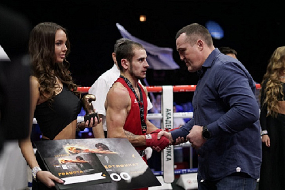 Победитель - Андрей Бородин принимает поздравления от чемпиона мира Дениса Лебедева..