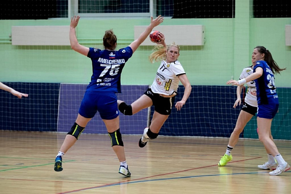 Ворота волгоградского клуба атакует Владлена Бобровникова.