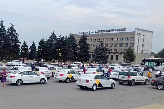 В Азове бастовали таксисты