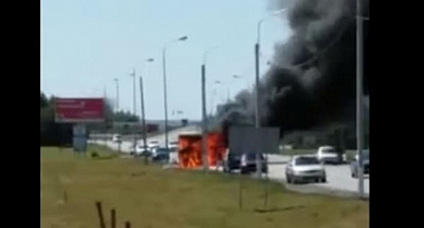 В Шахтах на ходу загорелся автобус ПАЗ