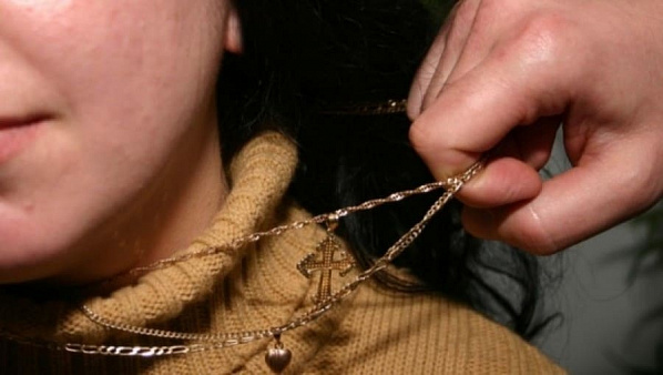 Ростовчанин сорвал с шеи школьницы золотые цепочки и крестик