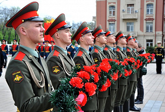 В Ростове возложили гирлянду Славы