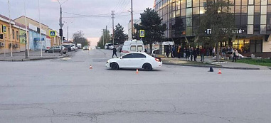 В центре Новочеркасска на дороге сбили двух девочек