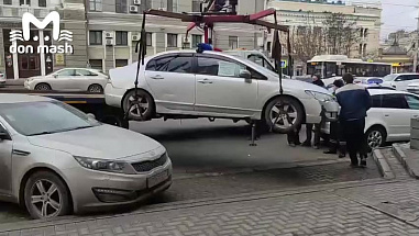 В Ростове эвакуировали машину с липовым проблесковым маячком на крыше