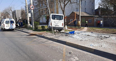 В Ростове маршрутка №41 врезалась в остановку общественного транспорта и сбила женщину