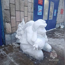 В Новочеркасске появилась новая снежная скульптура у пожарной части