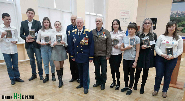 Стало традицией, что все мероприятия, проходящие в музее, завершаются награждением лучших учащихся знаком отличия «Сокол России». Знаки отличия ребятам вручили Виктор Гришин и Владимир Макарчук. Стало традицией, что все мероприятия, проходящие в музее, завершаются награждением лучших учащихся знаком отличия «Сокол России». Знаки отличия ребятам вручили Виктор Гришин и Владимир Макарчук.