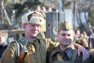 Возложили цветы к мемориальному комплексу