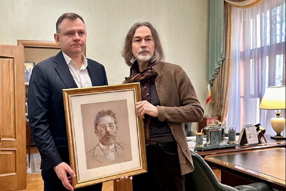 Во время передачи портрета. Источник фото: правительство Ростовской области.