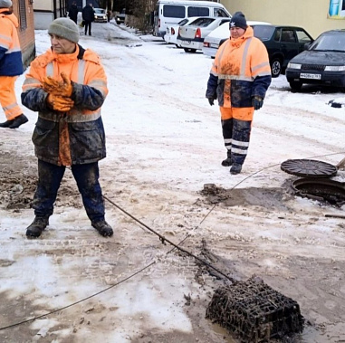 В Гуково в новом году в канализационной сети возникли уже десятки аварийных ситуаций, связанных со скоплением бытового мусора