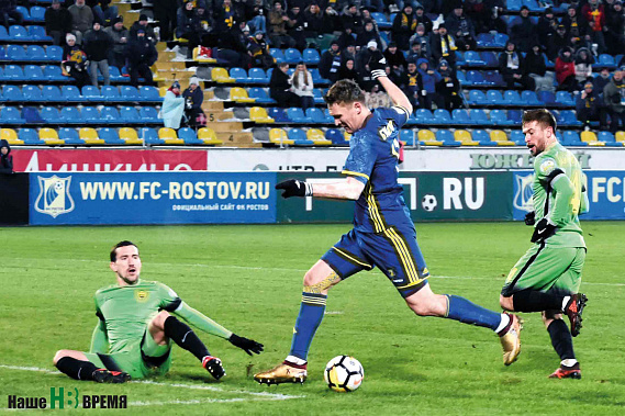 В атаке автор двух голов Александр Бухаров.