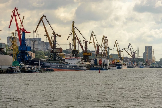Ростовскому морскому порту в историческом центре Ростова уже явно тесно.