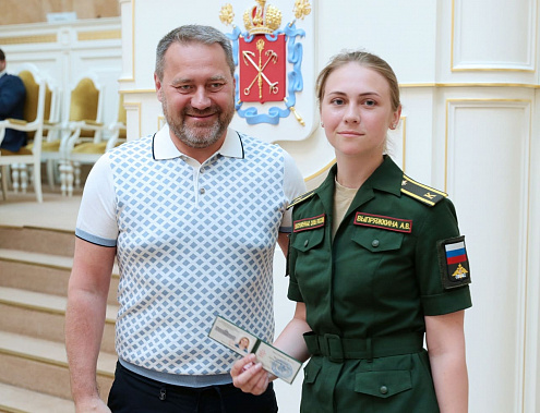 Председатель Законодательного собрания Санкт-Петербурга Александр Бельский вручает Анне Выпряжкиной удостоверение члена молодежного парламента