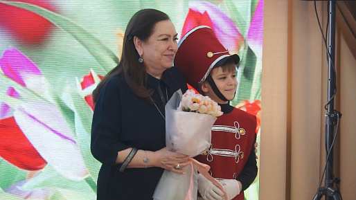 В канун 8 марта в Ростове выдающимся женщинам дарили цветы и подарки