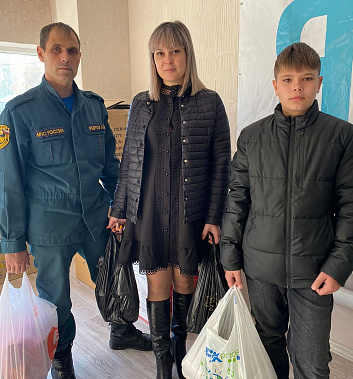 В добровольческий центр РЕБРОВЫ пришли с утра, принесли посылки с чаем, печеньем и медом для участников СВО.