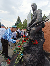 Сегодня в Азове открыли памятник с БМП-1 на постаменте и именами героев СВО