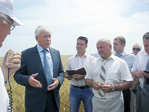 Заместитель губернатора Ростовской области Вячеслав Василенко уверен: несмотря на трудные погодные условия, урожай буден собран достойный.