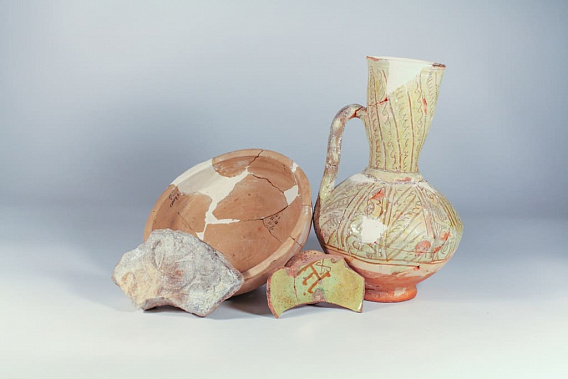 Многие экспонаты выставки реставраторы собирали по кусочкам