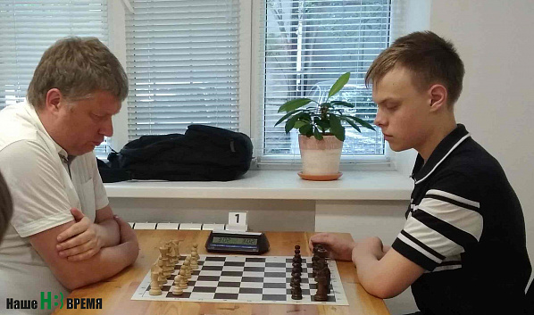 Гроссмейстер Алексей ШИРОВ (Испания) – мастер ФИДЕ Владислав СИПЕТИН (Россия). Результат – боевая ничья.