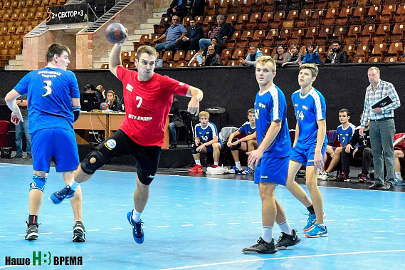 На ударную позицию выходит Андрей Гордеев.