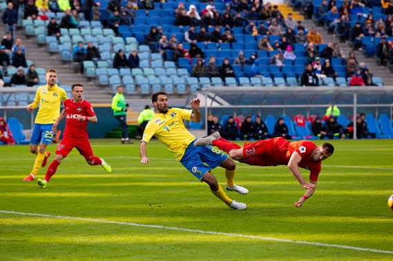 За мяч борется Ивелин ПОПОВ (№ 8). Фото с сайта ФК «Ростов»