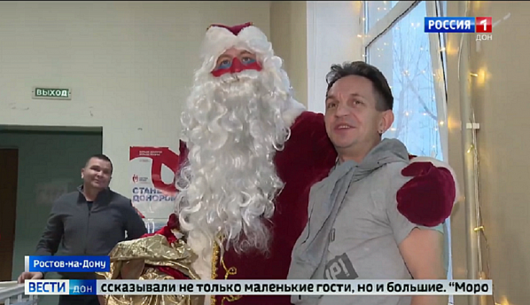 На областной станции переливания крови доноров-добровольцев встречал Дед Мороз. Источник фото: скриншот сюжета ГТРК 