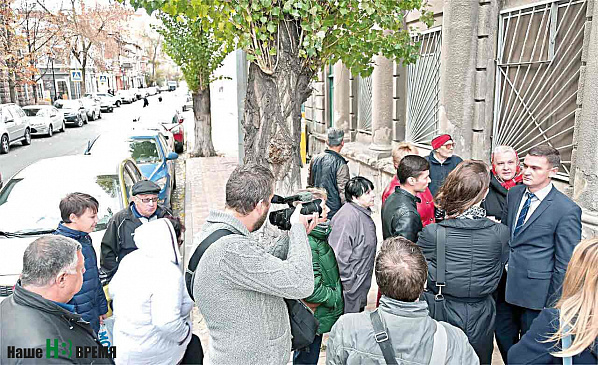 Похоже, разруливать ситуацию, запущенную администрацией Кировского района, придется донскому министерству ЖКХ. На снимке: замминистра Валерий БЫЛКОВ на встрече с жителями дома.