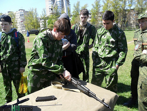 Виктор Остроухов показал лучший результат в разборке и сборке автомата.