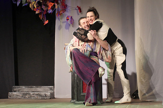 Сцена из спектакля «Загнанная лошадь».