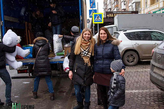 Прошлый сбор проходил 4 декабря. Погода изрядно капризничала, но даже это не помешало людям прийти и принести вещи нуждающимся. Фото из архивов фонда «Мамочки Ростова» Прошлый сбор проходил 4 декабря. Погода изрядно капризничала, но даже это не помешало людям прийти и принести вещи нуждающимся. Фото из архивов фонда «Мамочки Ростова»
