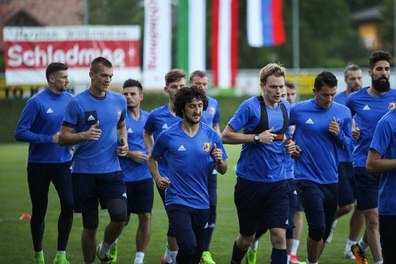 Тренировка на втором сборе. В центре – Хорен Байрамян – единственный ростовчанин в «Ростове».