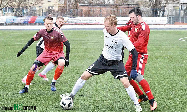 Сборная ЮФУ (черно-белые) на этом турнире уступила только футболистам Кубанского государственного университета.