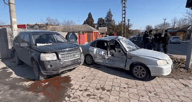 В Батайске внедорожник проехал на красный: пострадал пешеход
