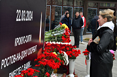 Ростовчане приходят к стихийному мемориалу жертвам вчерашнего теракта в подмосковном «Крокусе»