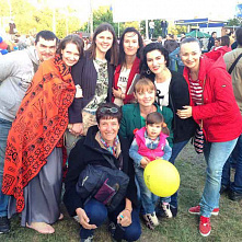 На поляне перед физфаком ЮФУ собрались те,  кто в разное время окончил университет