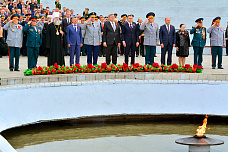 08 05 2025 Сотни ростовчан возложили цветы к Вечному огню на Театральной площади 