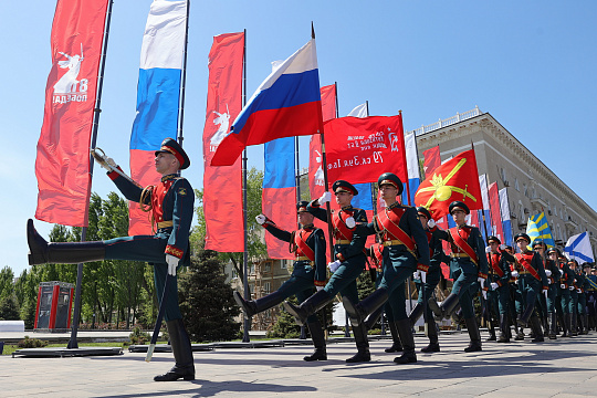 В Ростове возложили гирлянду Славы к мемориалу защитников города в Великой Отечественной войне
