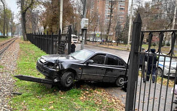 В Ростове легковушка врезалась в автобус с пассажирами и снесла забор в парке им. Островского