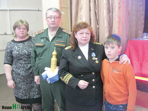 Во время передачи именной капсулы Леонида Мартынова его родным.